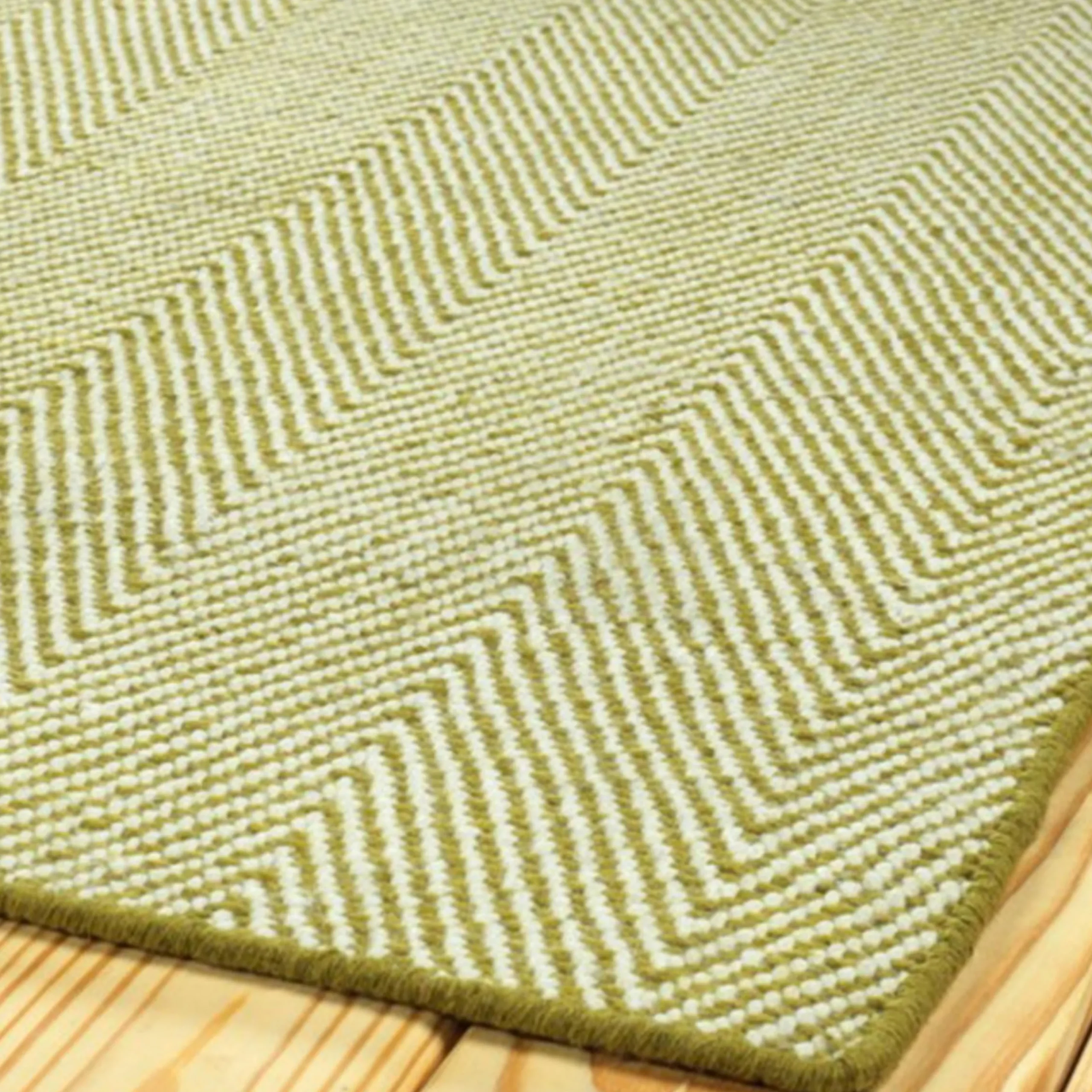 Sophisticated Chevron Indoor / Outdoor Rug