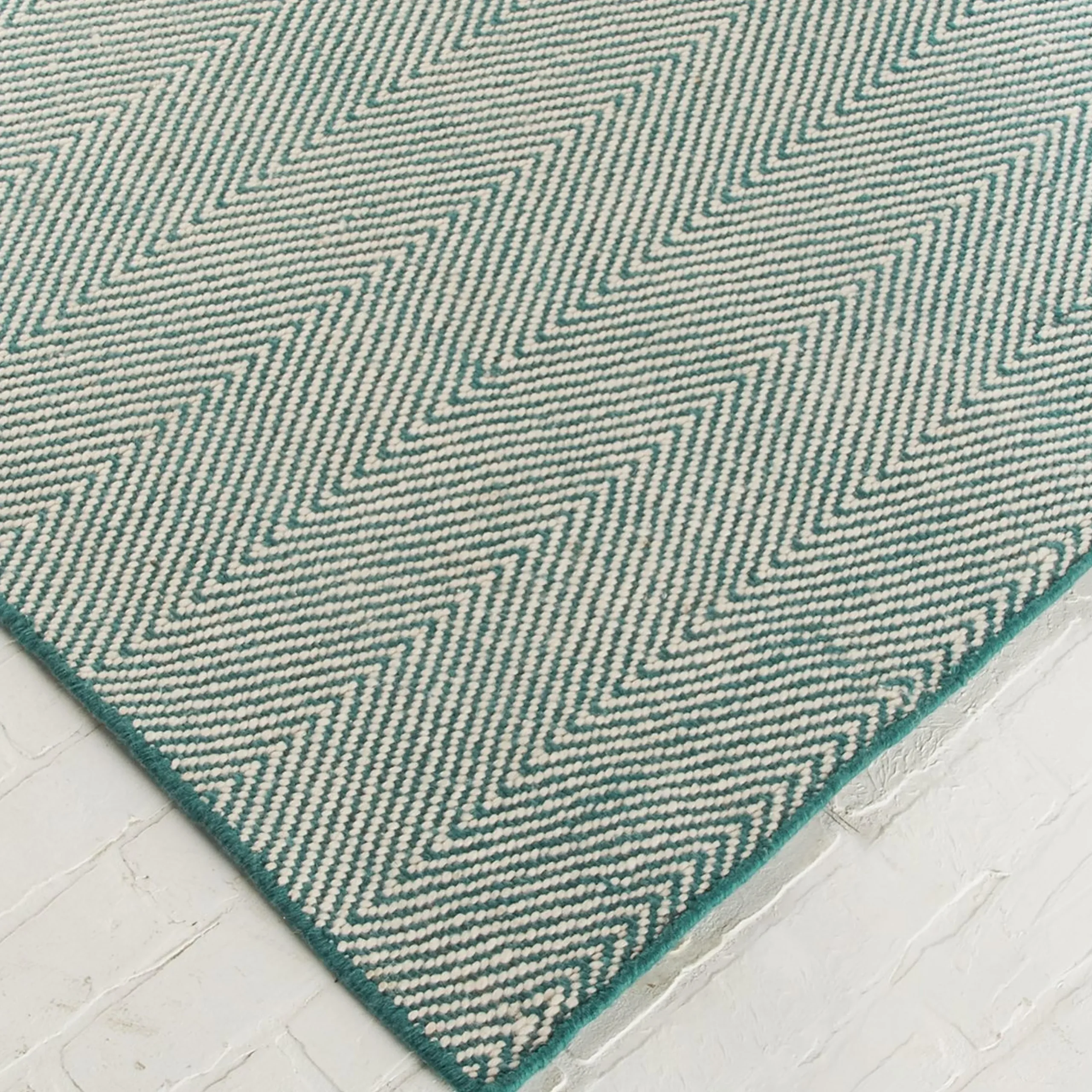 Sophisticated Chevron Indoor / Outdoor Rug